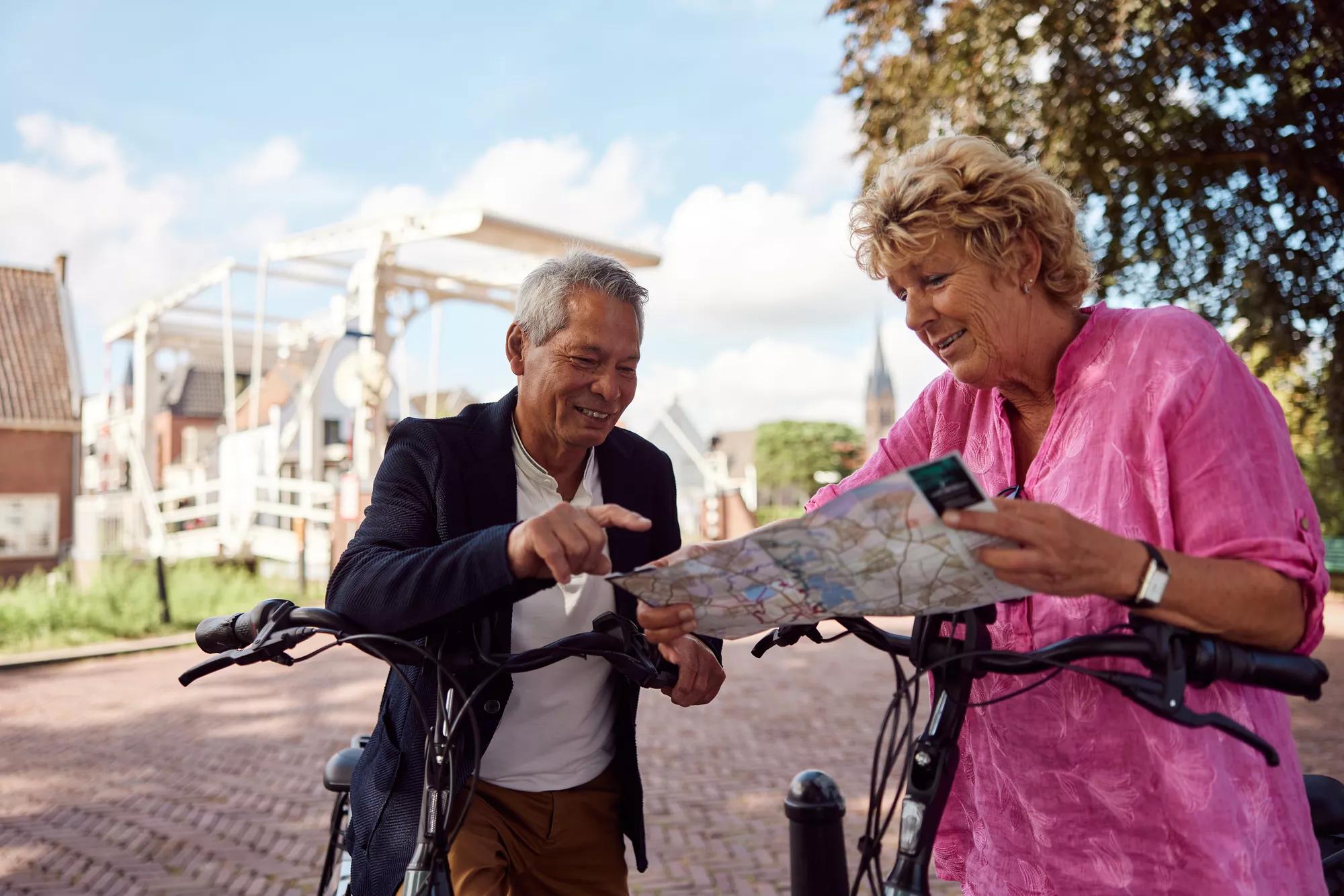 Koppel op de fiets met fietskaart