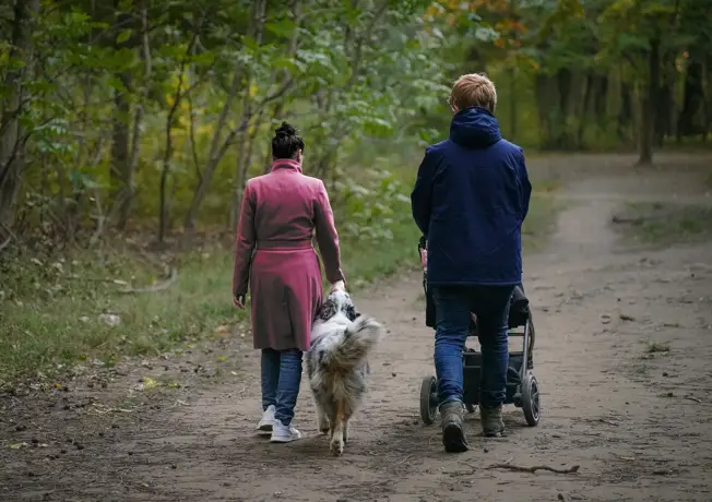Stel met kinderwagen