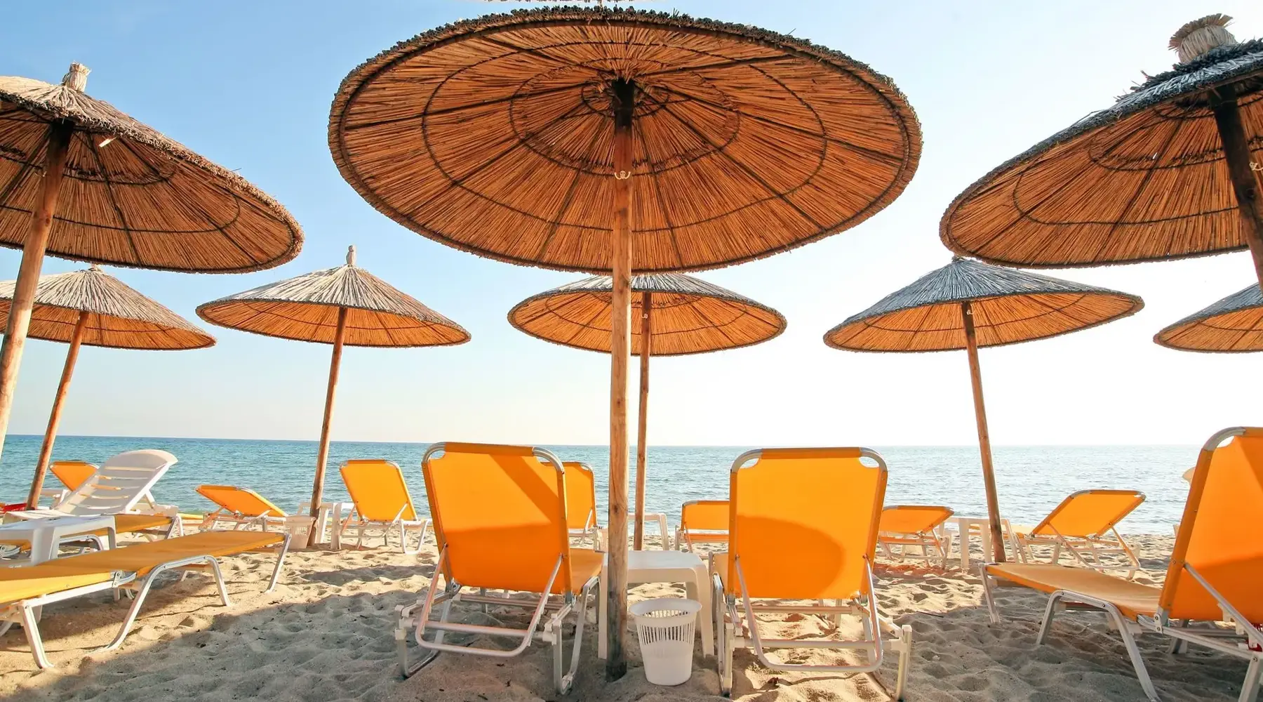 Strand mit Sonnenschirmen 