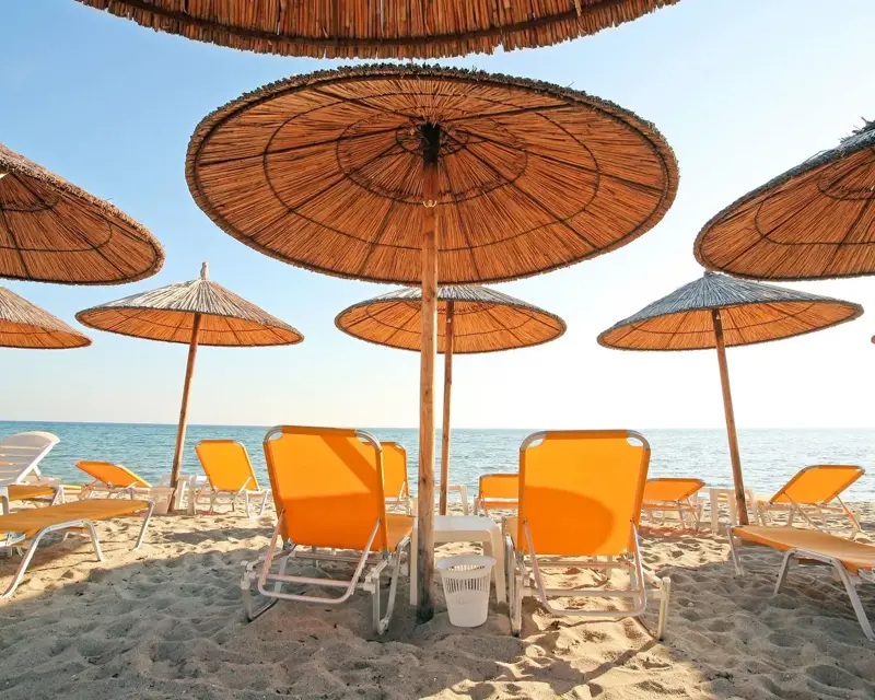 Parasols aan het strand met zicht op de zee 