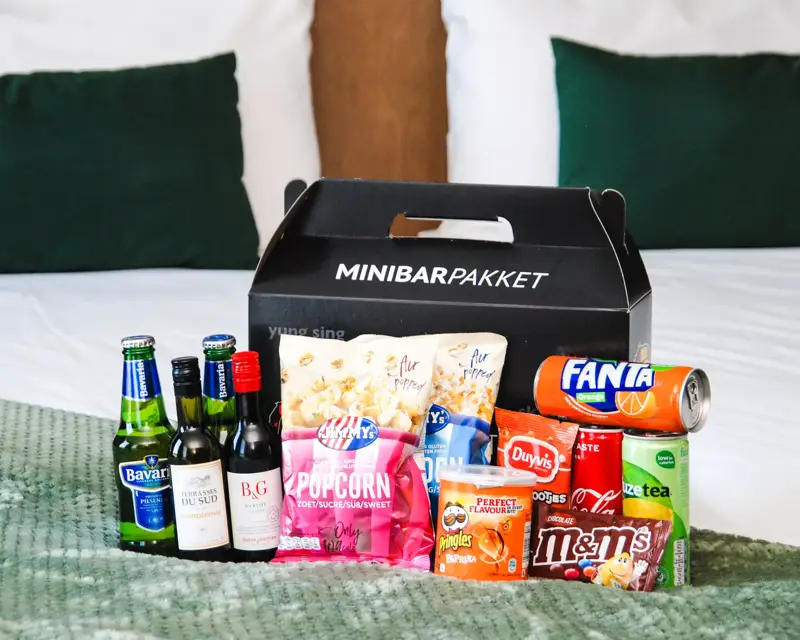 Ein ausgepacktes Minibar-Paket in einem Hotelzimmer