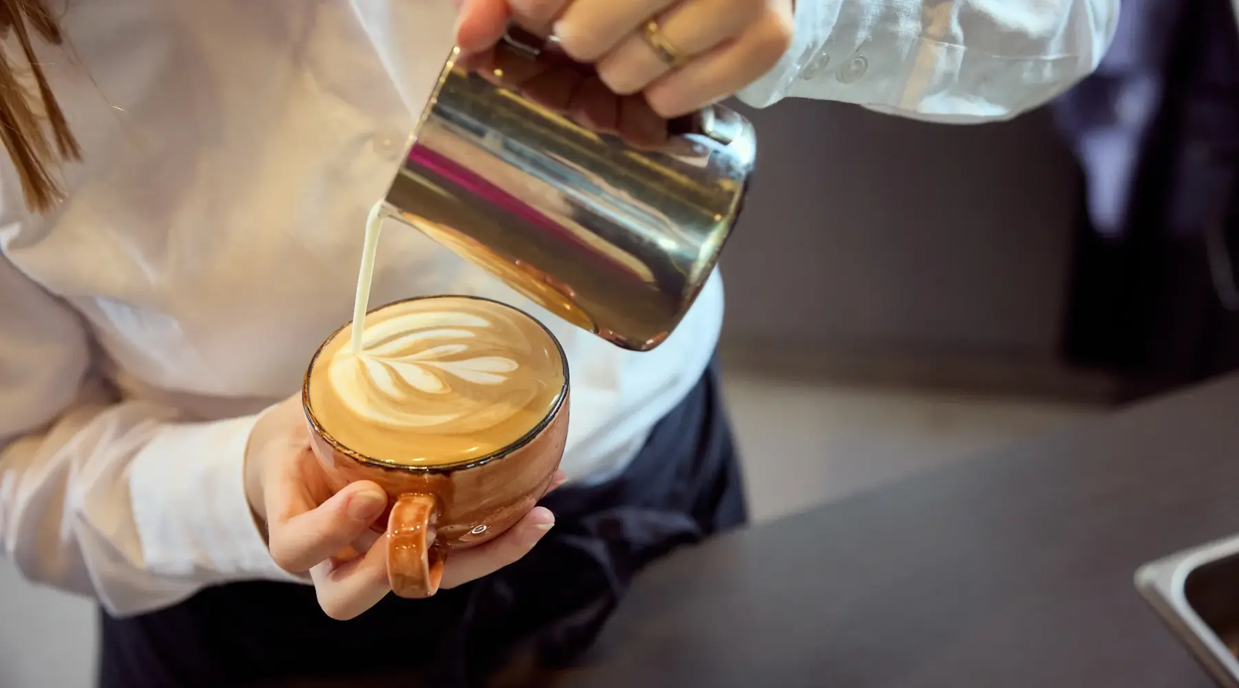 Cappuccino die wordt bereidt door barista  