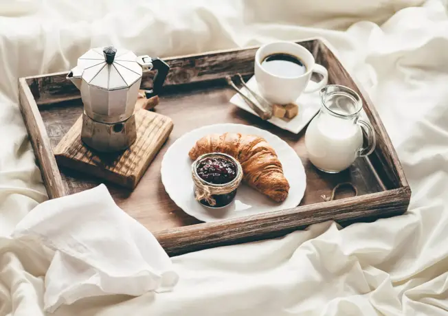 Speisen und Getränke auf einem Tablett