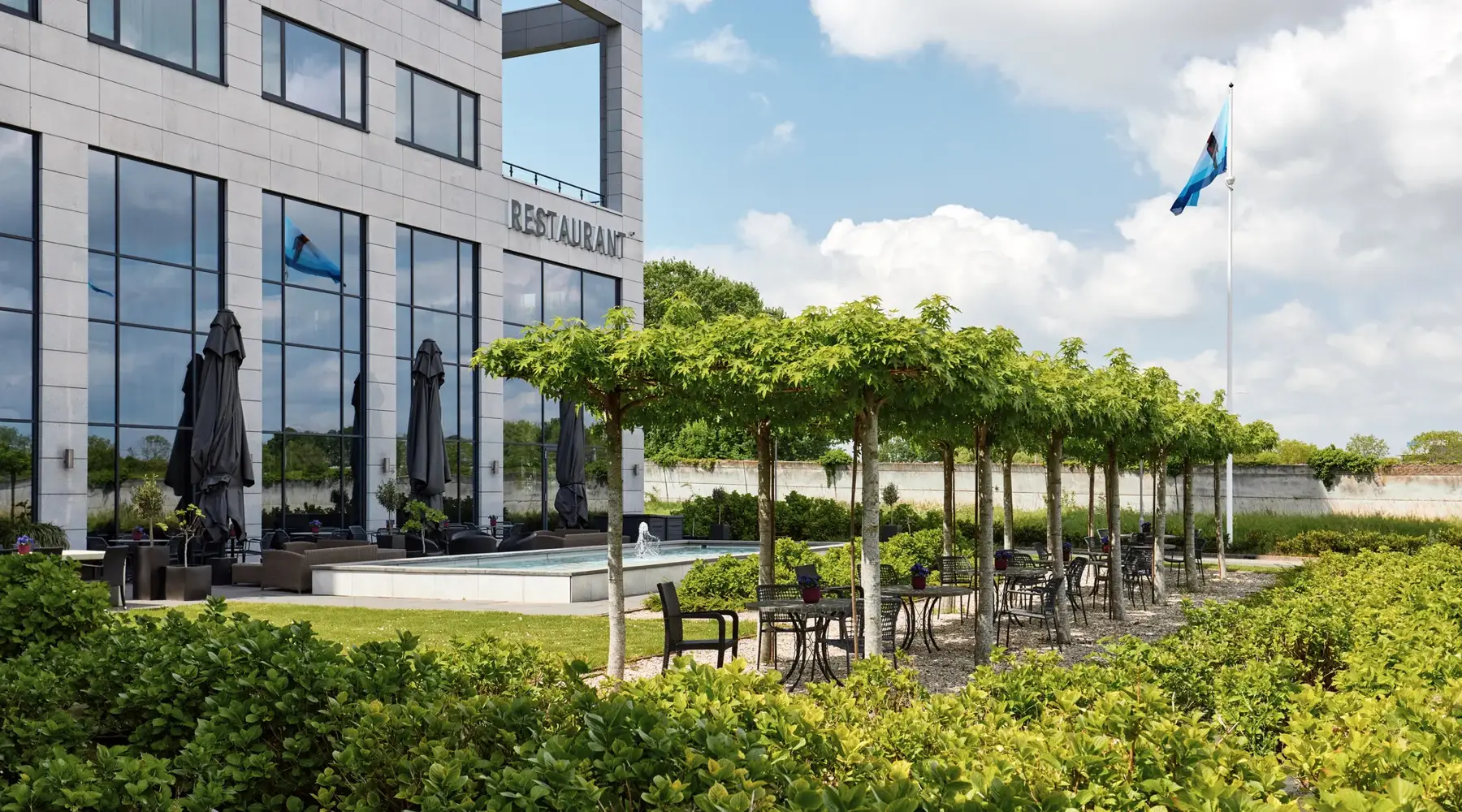 Gebouw van Hotel Tiel en wat bomen
