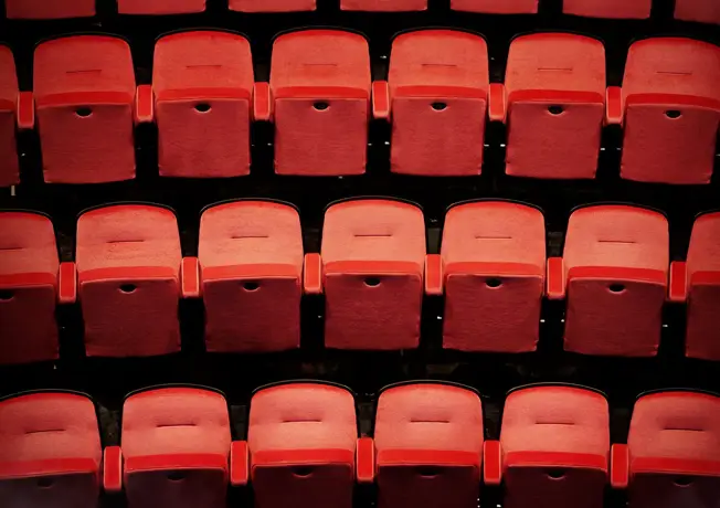 Filmrol en popcorn op tafel