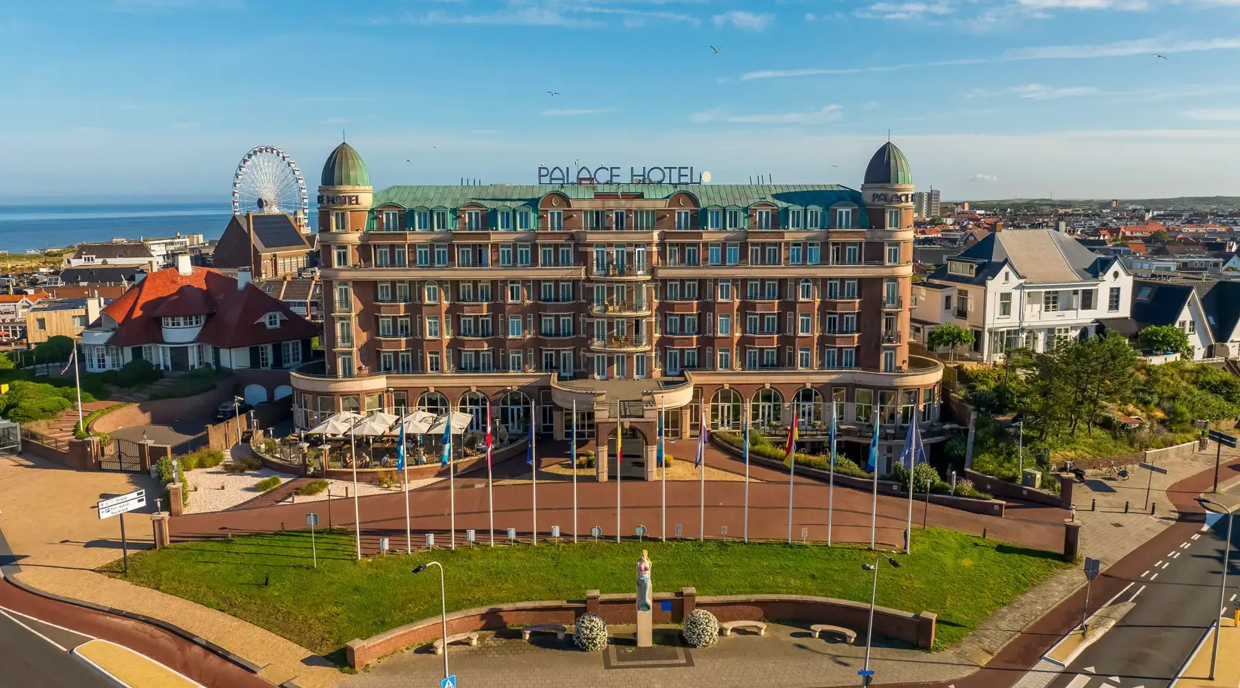 Vooraanzicht van het Palace Hotel Van der Valk in Noordwijk