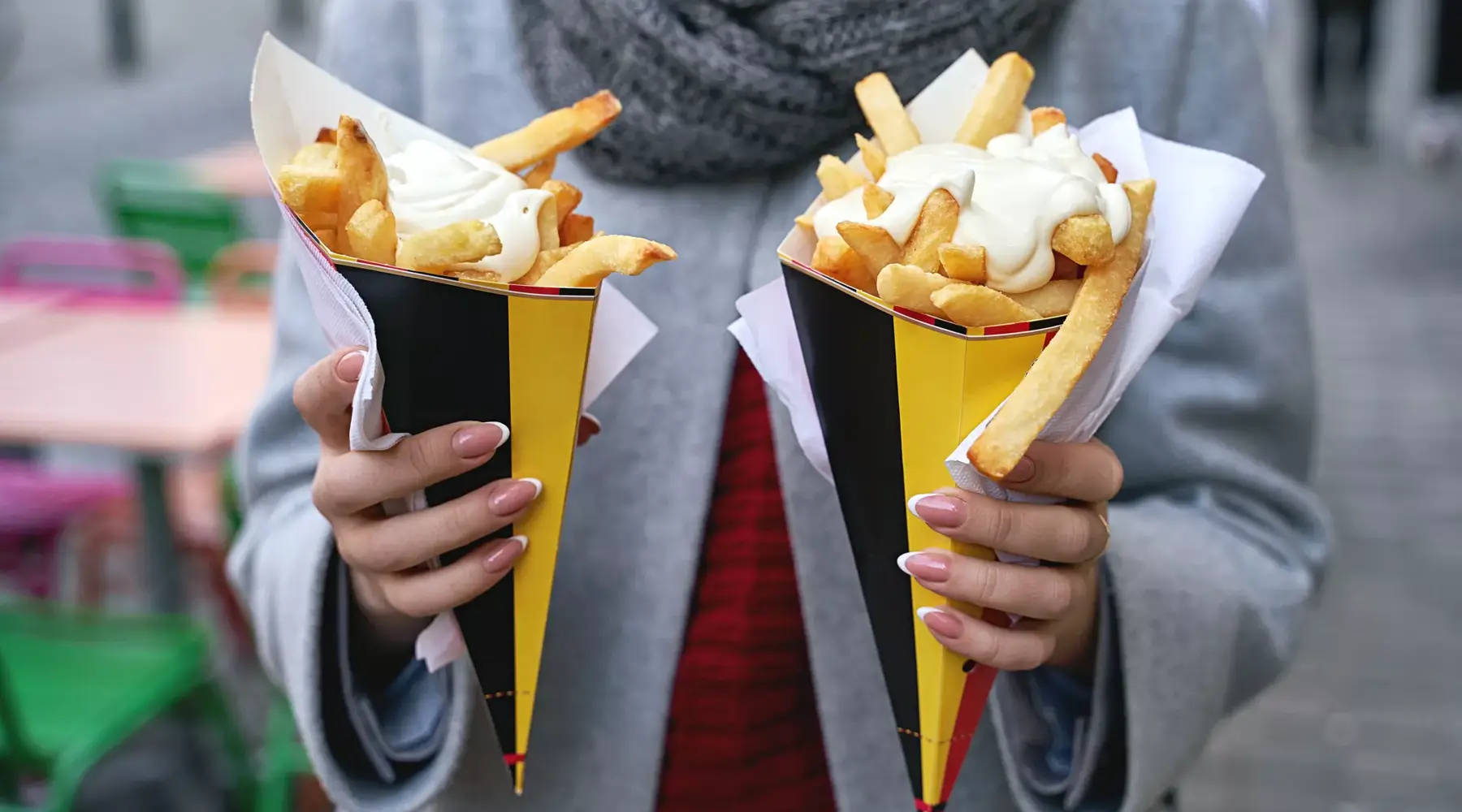 Twee puntzakken met Vlaamse friet en mayonaise.