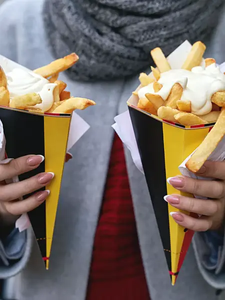 Belgische Pommes Frites in einer Tüte in Belgien