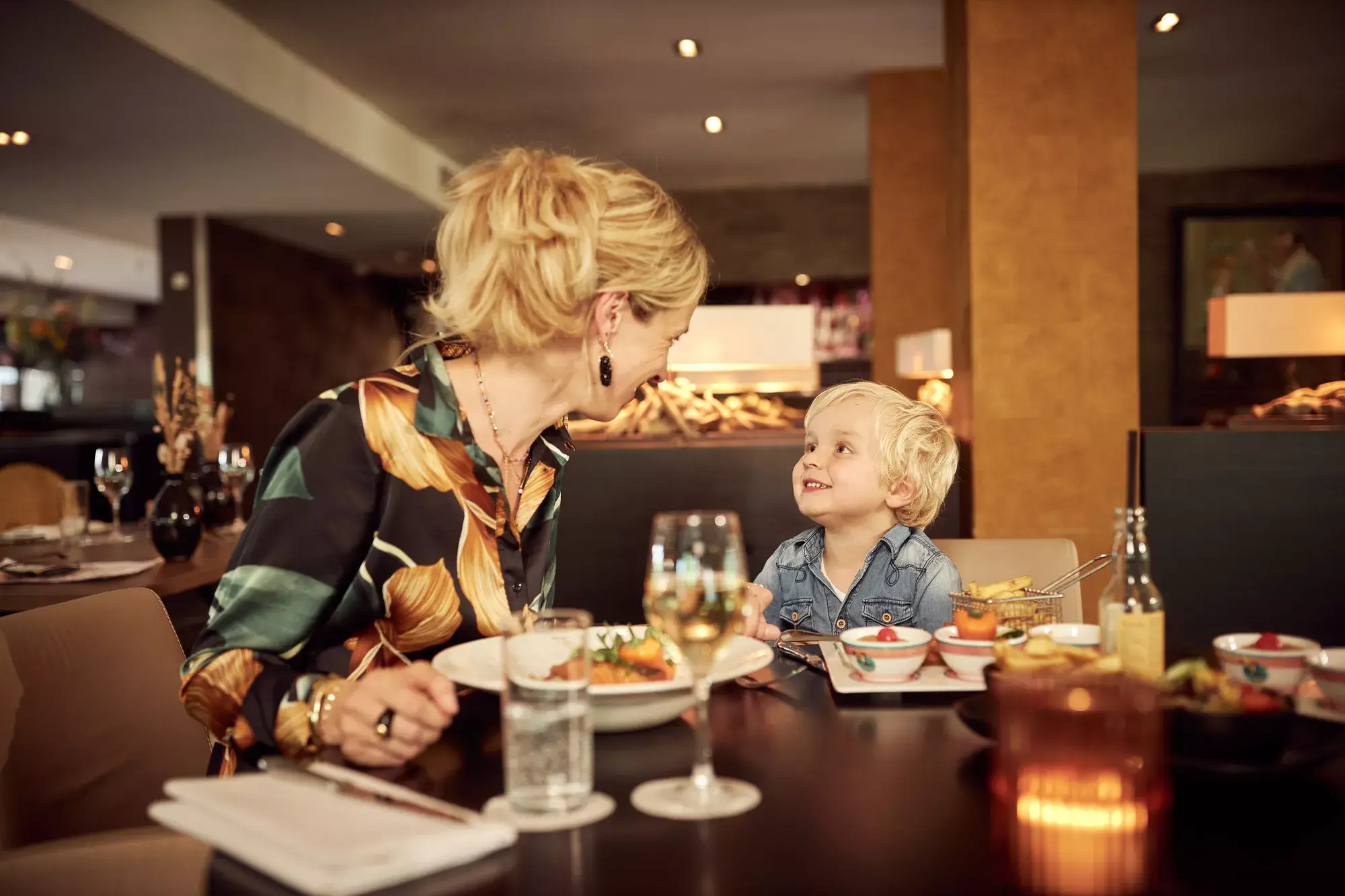 Moeder en zoon aan tafel