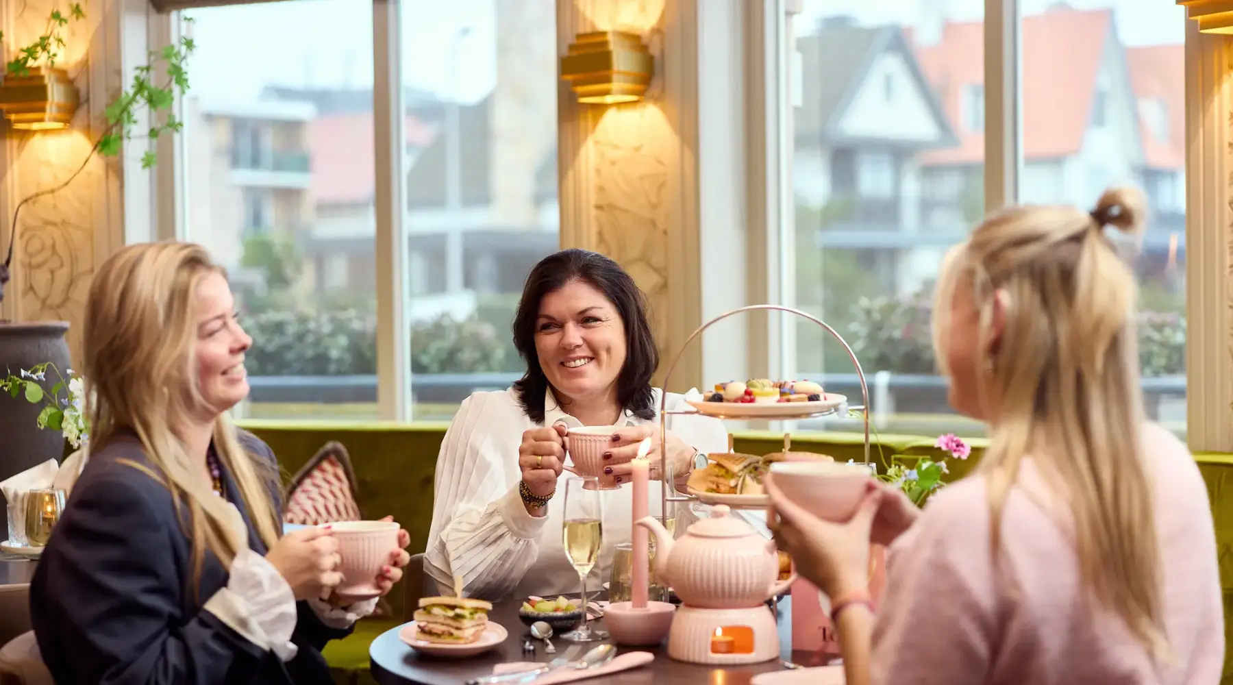 Moeder met dochters genieten van de high tea