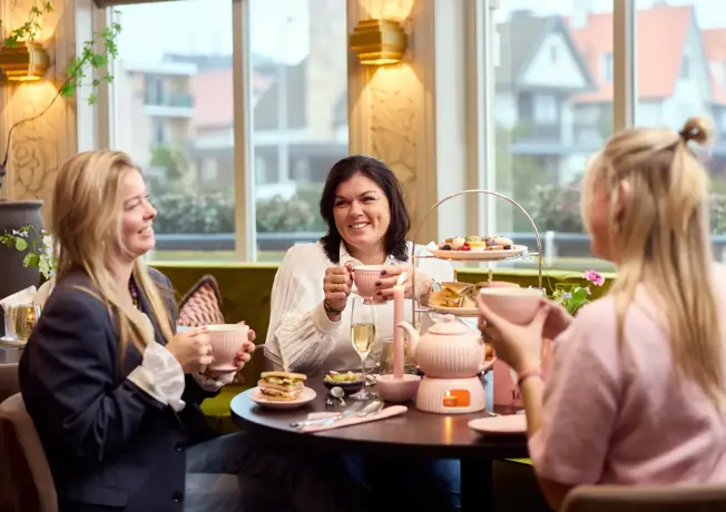 Mutter und Töchter genießen den Nachmittagstee