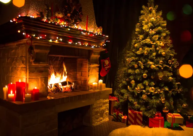 Weihnachtsbaum und Kamin