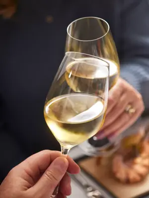 Angestoßen wird mit Wein