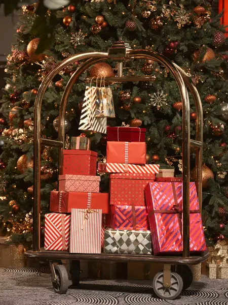 Cadeaux sur chariot d'hôtel en ambiance de Noël