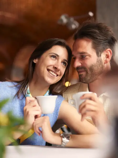 Stel trinkt Kaffee in einem Van der Valk Hotel