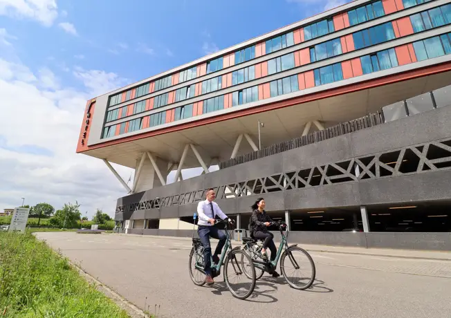Park the bicycles in front of the hotel.