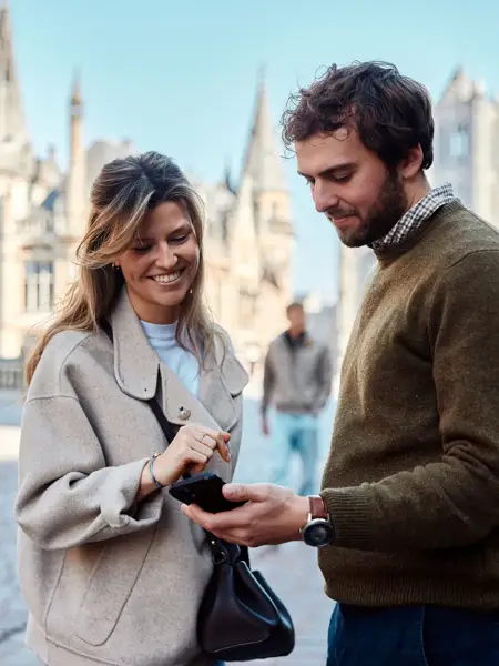 Koppel bekijkt wat er allemaal te doen in in Gent met behulp van de CityCard