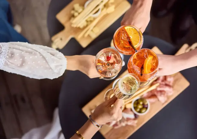 Canapés de salon sur la terrasse du Restaurant Cocotte