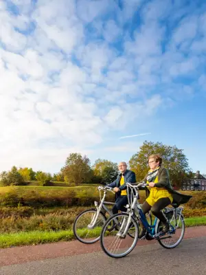 Fietsende mensen