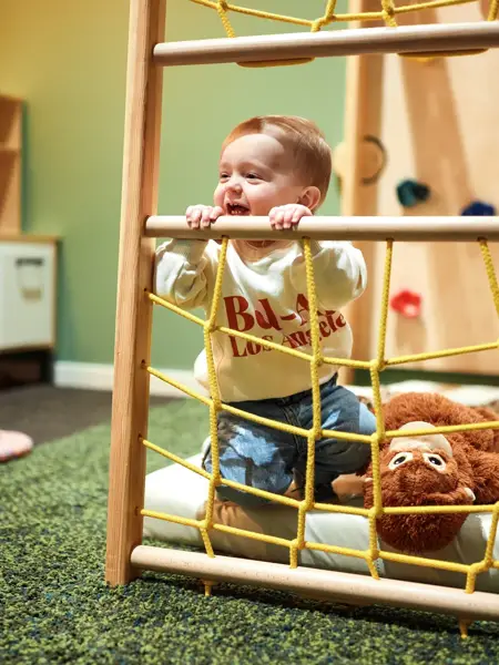 Kind in der Spielecke eines Hotels