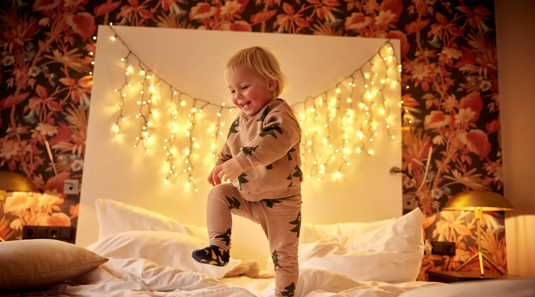 Kind spielt auf dem Bett