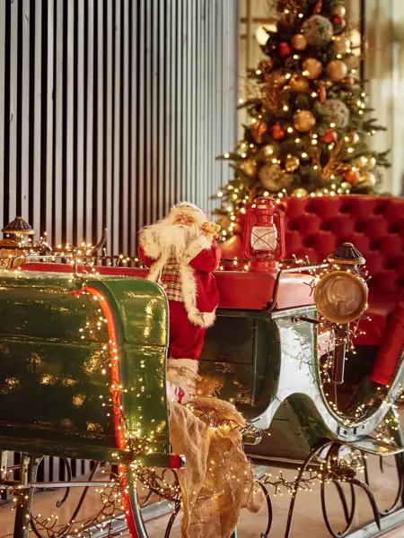 Weihnachtsschlitten in der Lobby des Van der Valk Hotel Gent