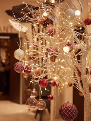 tafel aangekleed in kerstversiering