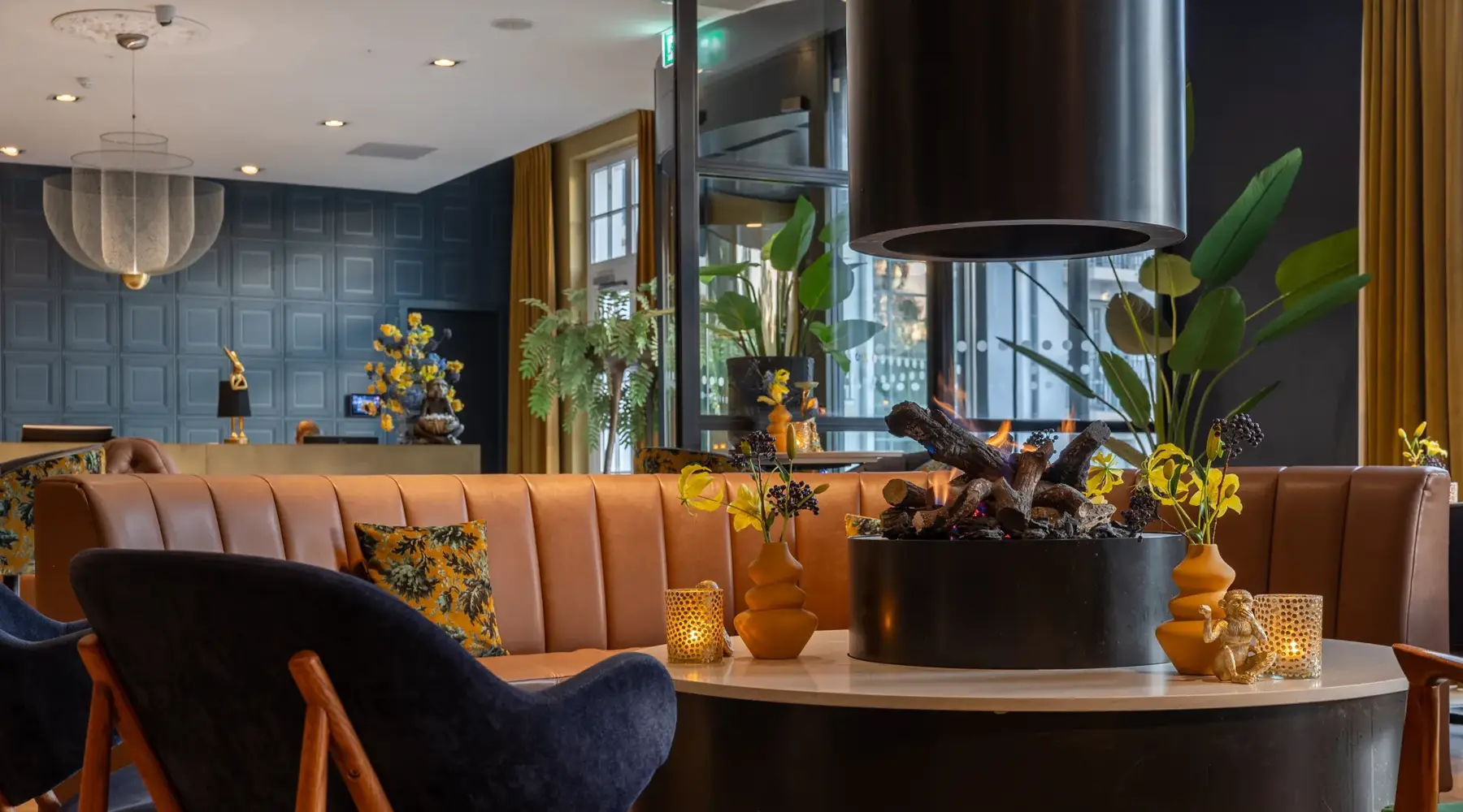 Die Bar mit dem Kaminfeuer 