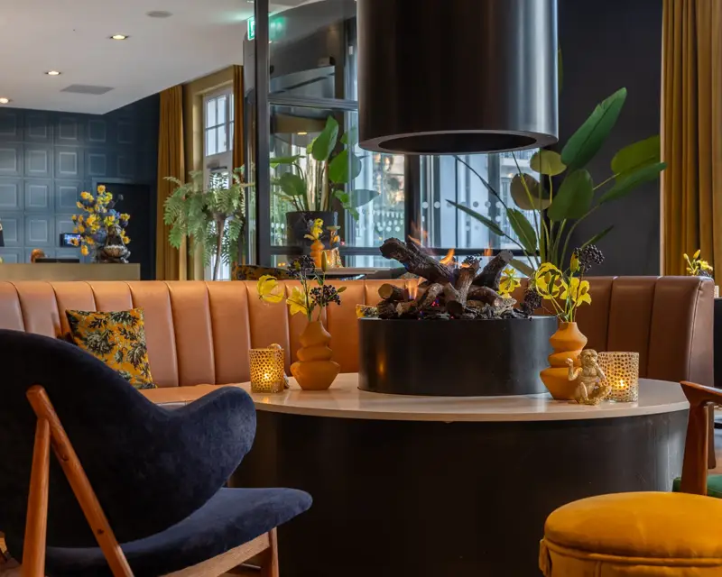 Le bar avec la cheminée. 