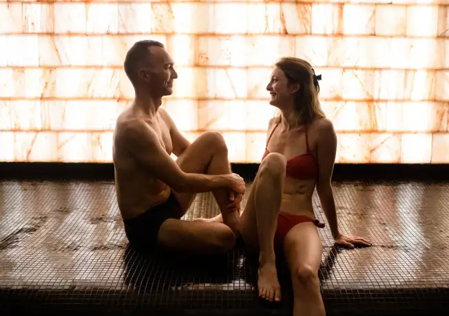 Paar entspannt im Ruheraum mit Salzwand und Teelounge in Mons – Wellness, Ruhe und erholsame Pause.