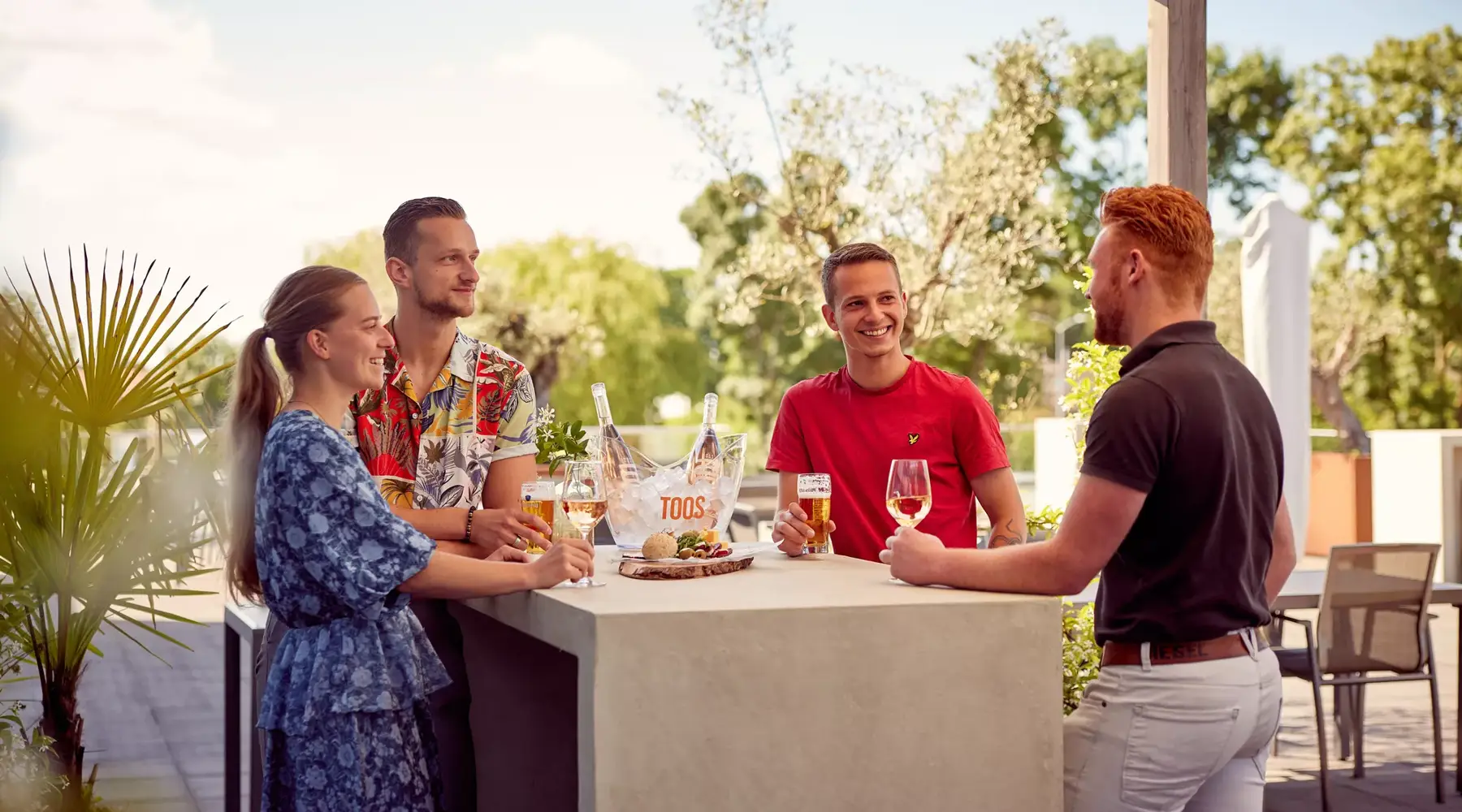 Borrelende mensen op het terras