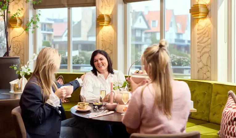 Moeder geniet met dochters van de High Tea by Toos in de Vloed Loungebar