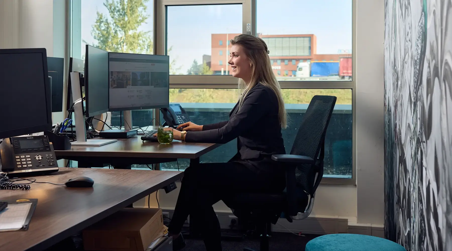 vrouw achter bureau
