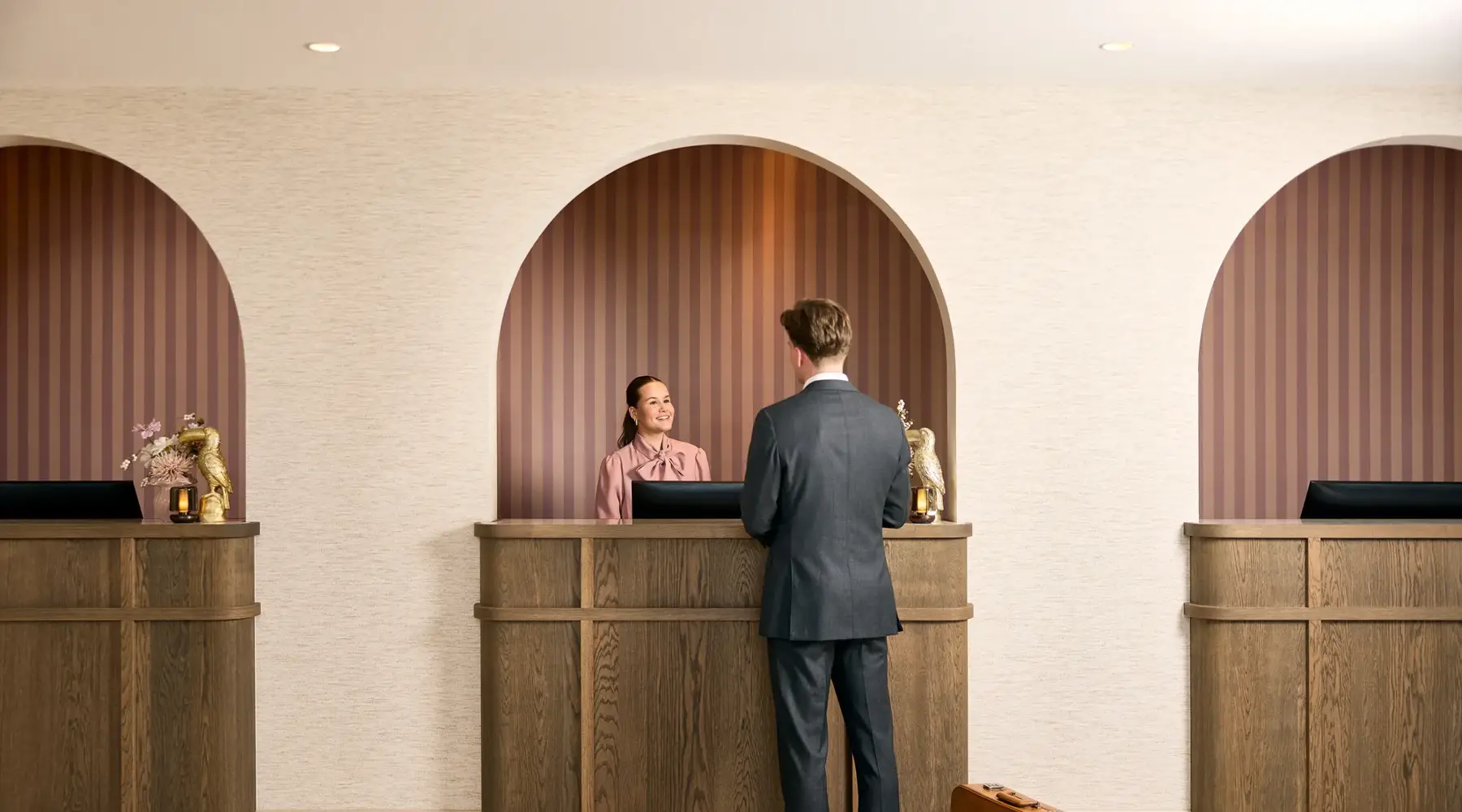 Gast checkt in bij een receptie