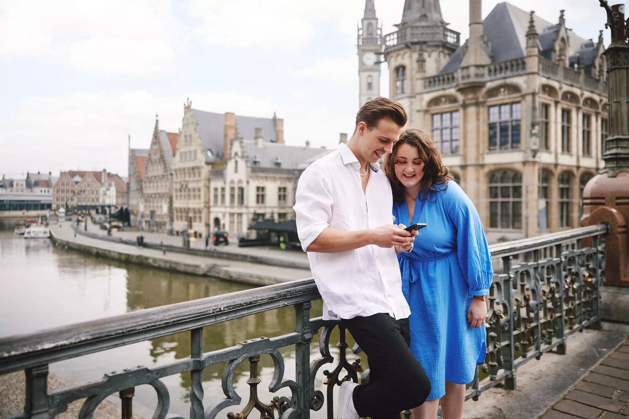 Koppel op de brug in Gent