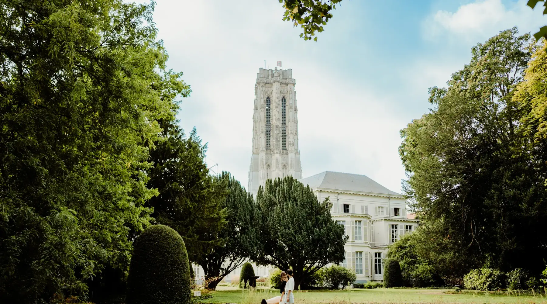 Stiltetuin met de Sint-Romboutstoren op de achtergrond