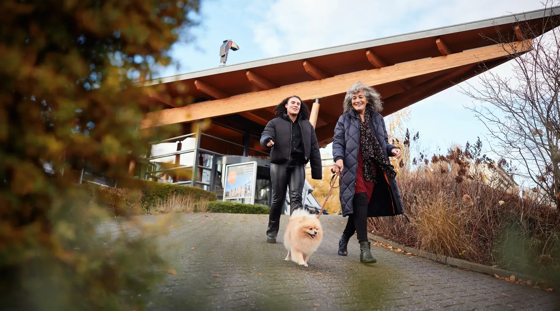 twee vrouwen met hond