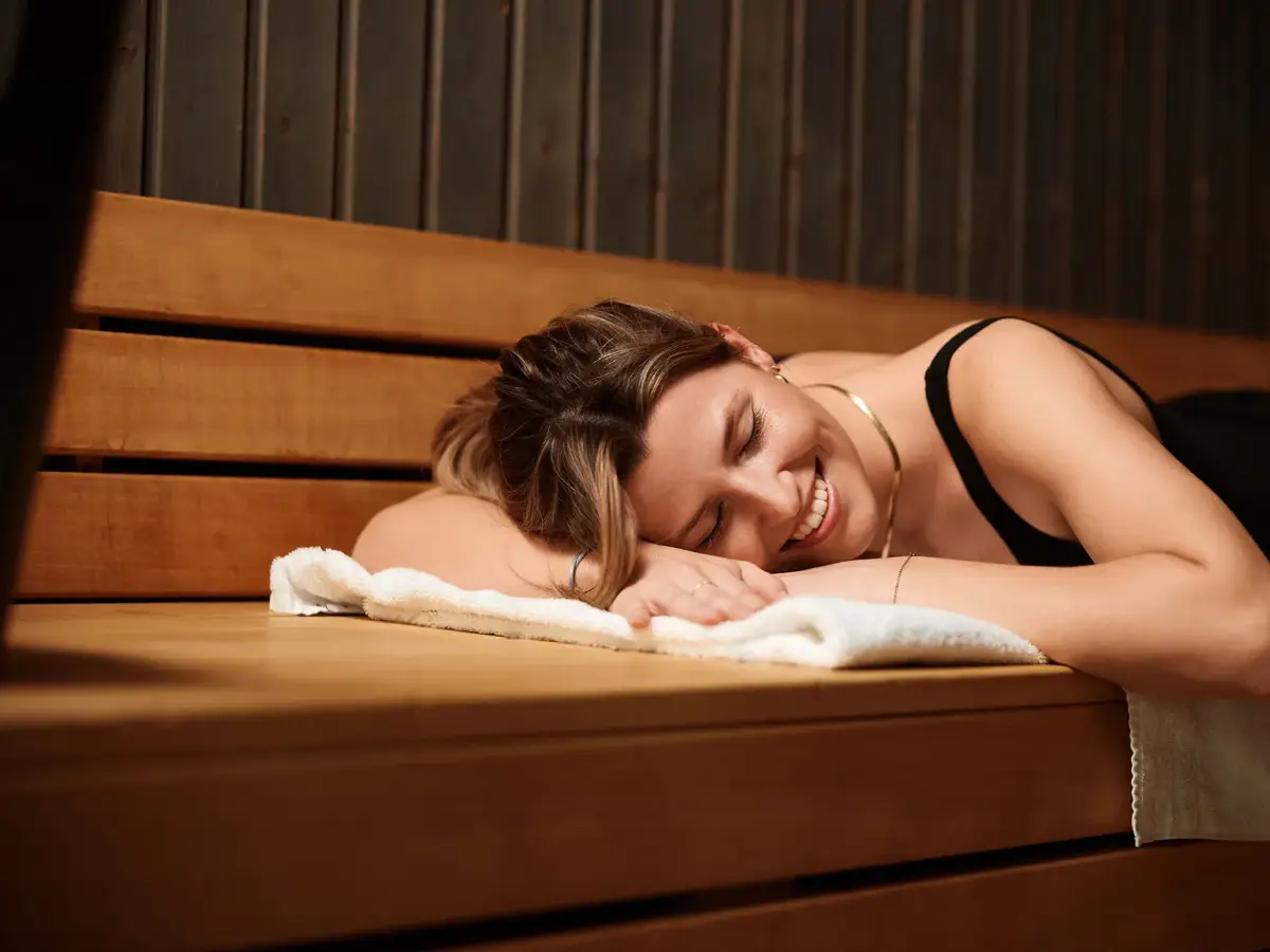 Frau genießt in der Sauna des WELEDA SPA in Gent