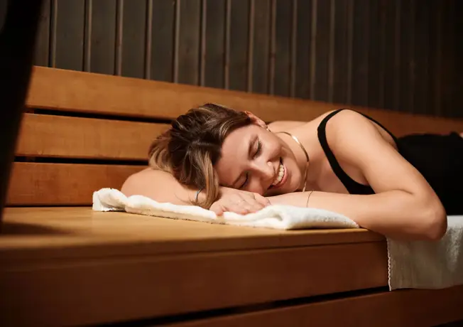 Automne en famille dans la forêt