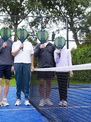 Padelspieler auf dem Padelplatz