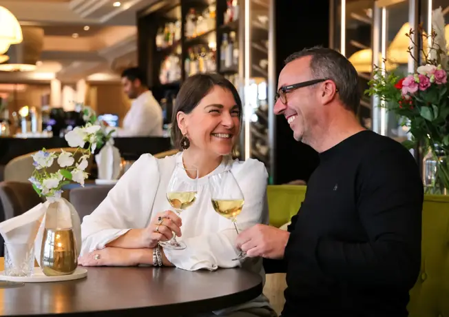 Photo of 2 wine glasses and bitterballen on the terrace