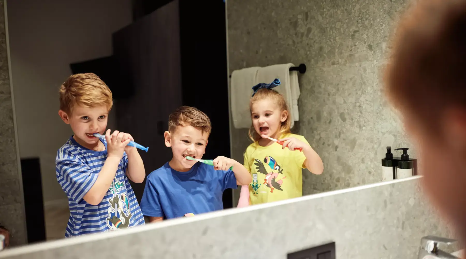 Les enfants qui se brossent les dents