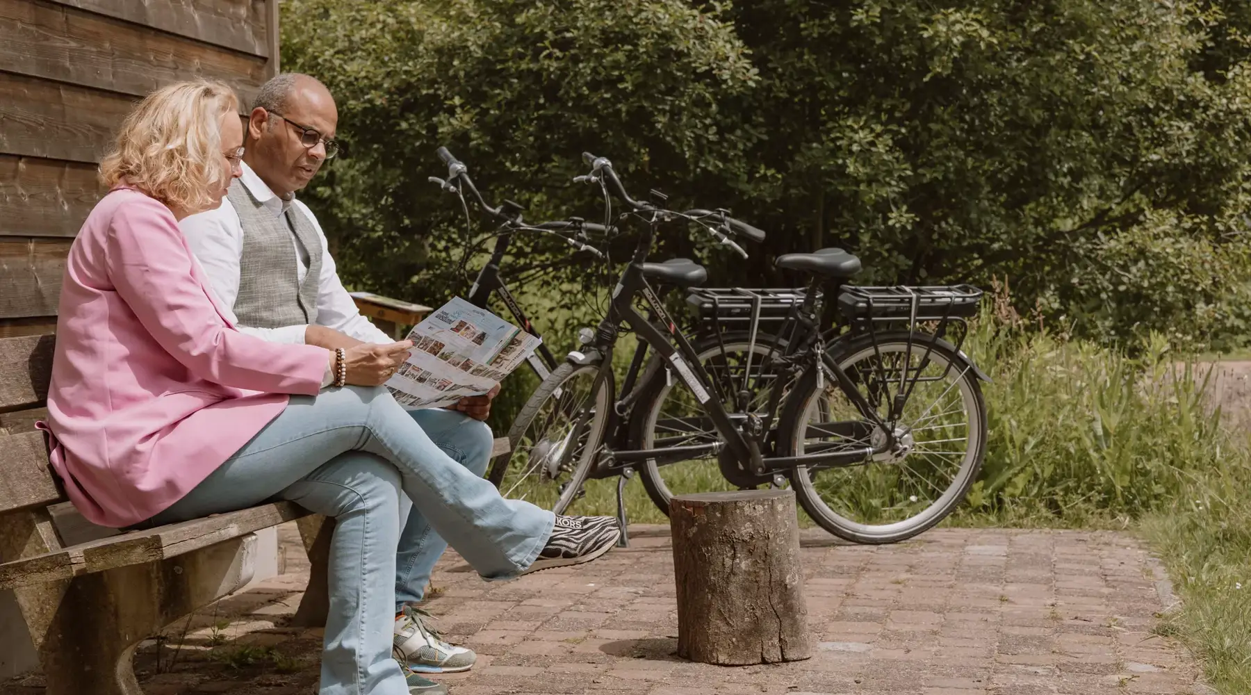 Stel is looking at cycling routes in Friesland.