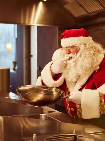 kerstman proeft uit pan