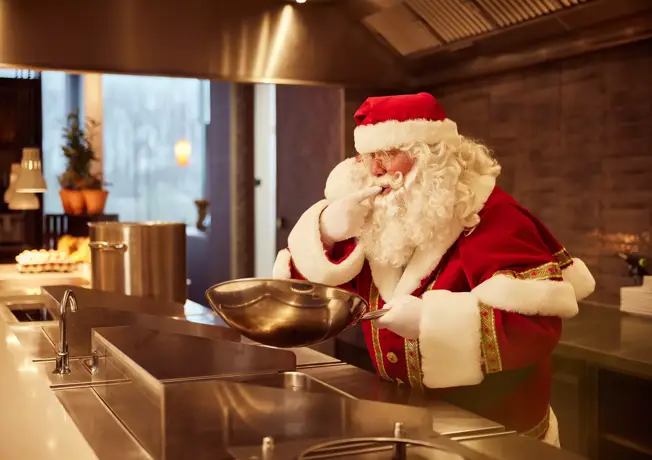 Der Weihnachtsmann verkostet in der Küche des Van der Valk Hotel Gorinchem-15