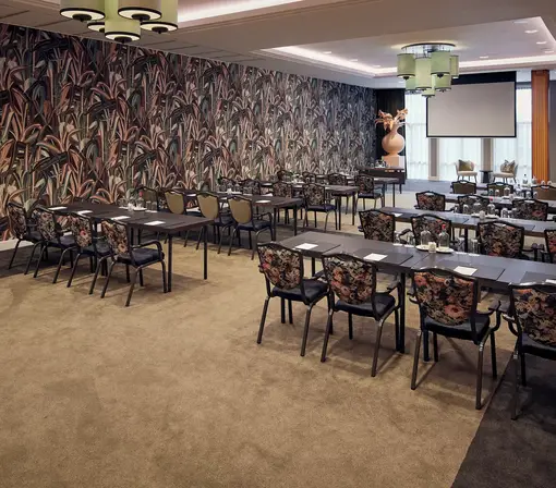 Vergaderzaal Tulp 4 in schoolopstelling met scherm