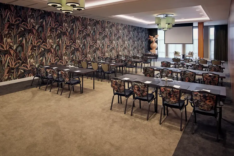 Vergaderzaal Tulp 4 in schoolopstelling met scherm