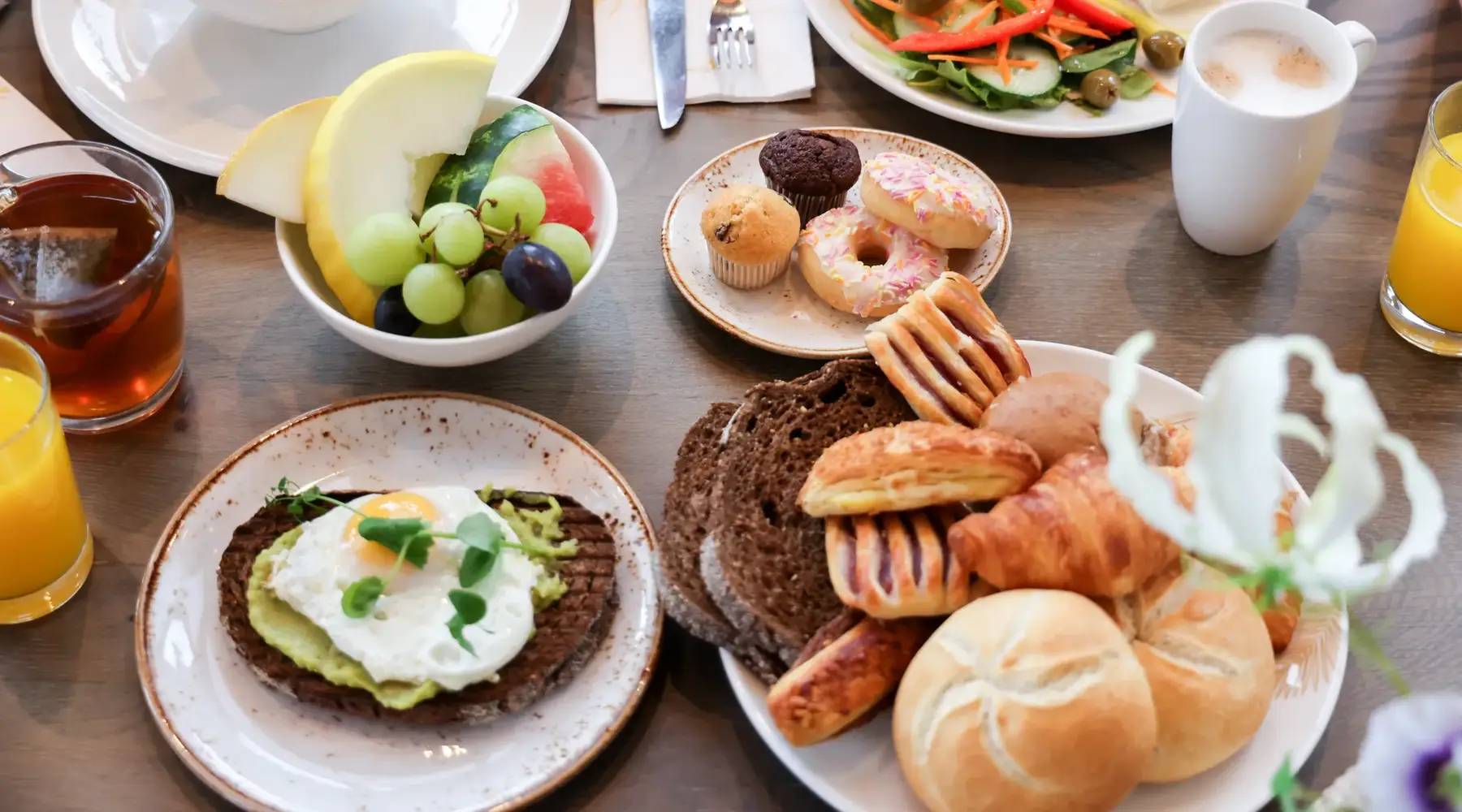 Tisch mit Frühstück