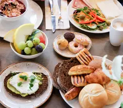 Tisch mit Frühstück