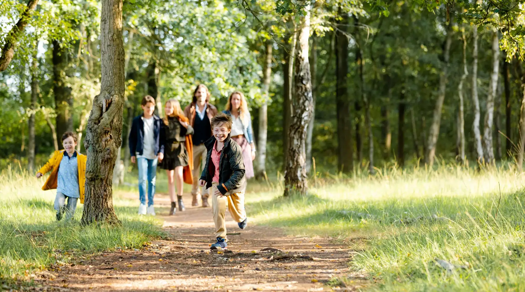 Famille se promène dans la nature brabançonne